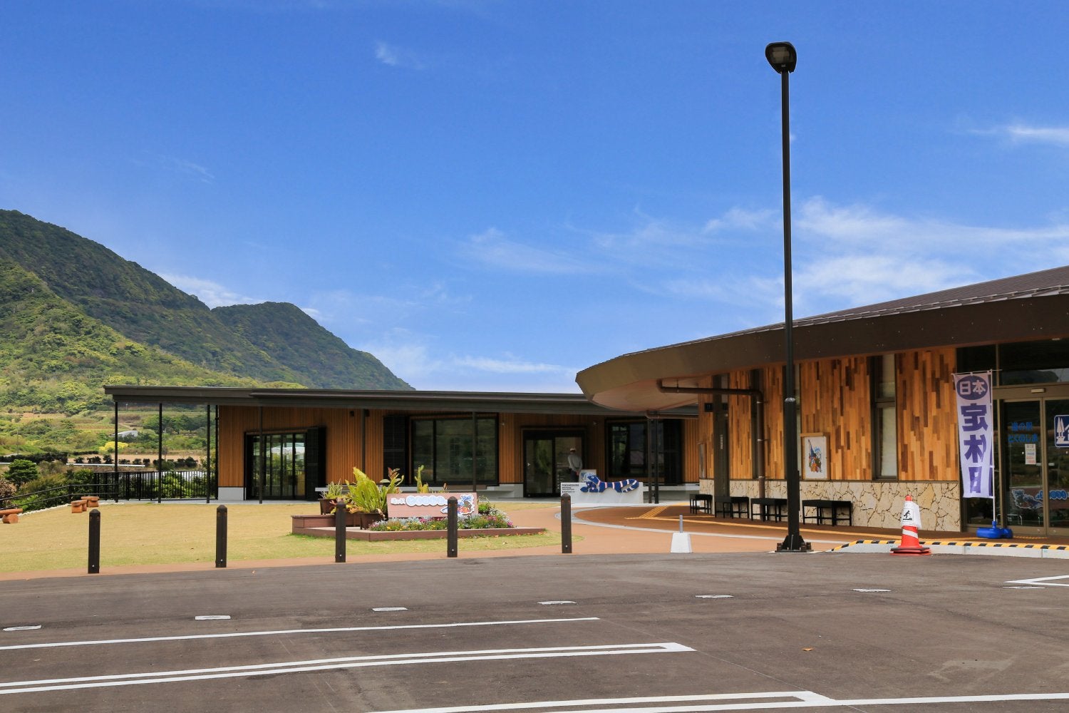 徳之島の魅力を感じる世界自然遺産センターと道の駅